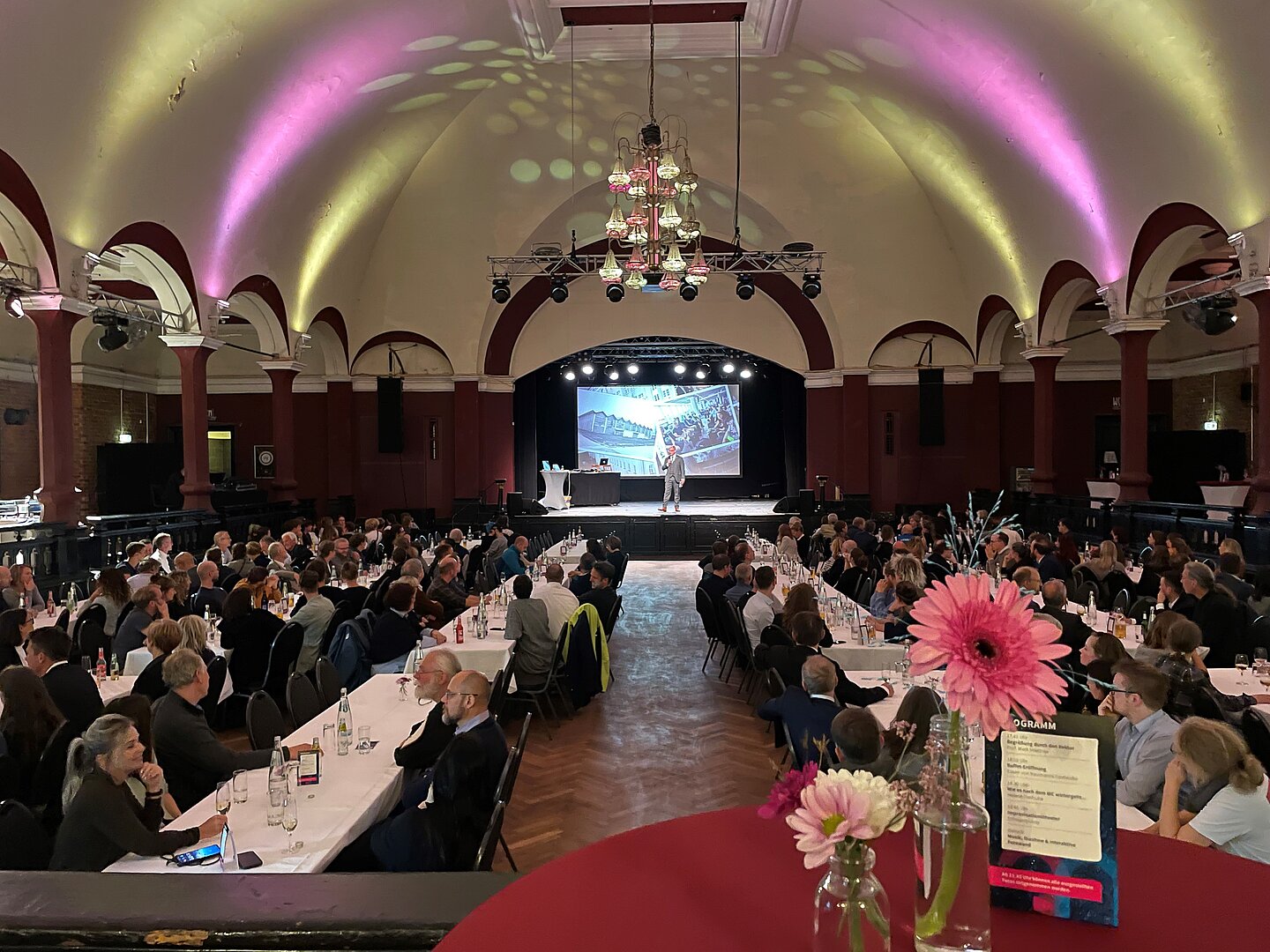 Im Felsenkeller fand die Geburtstagsfeier zum 30. statt. (Foto: HTWK Leipzig) großer Saal mit Menschen an Tischen