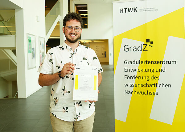 Ein Mann präsentiert eine Urkunde