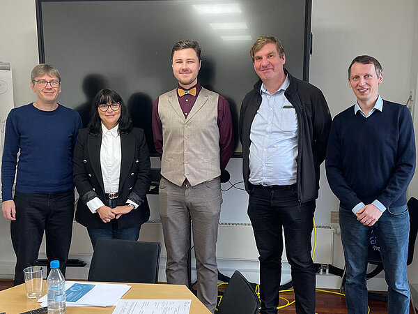 Promotionskommission mit Promoventen: Prof. Andras Thor, Professorin Maria-Esther Vidal, Roy Meissner, Professor Sören Auer, Professor Johannes Krugel (v.l.n.r.) Gruppenbild der Promotionskommission und Promovent