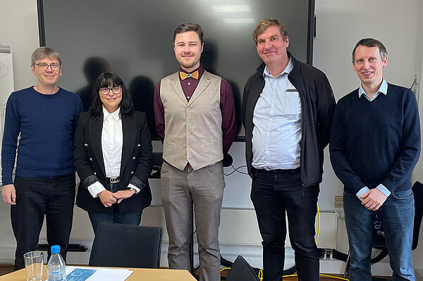 Gruppenbild der Promotionskommission und Promovent