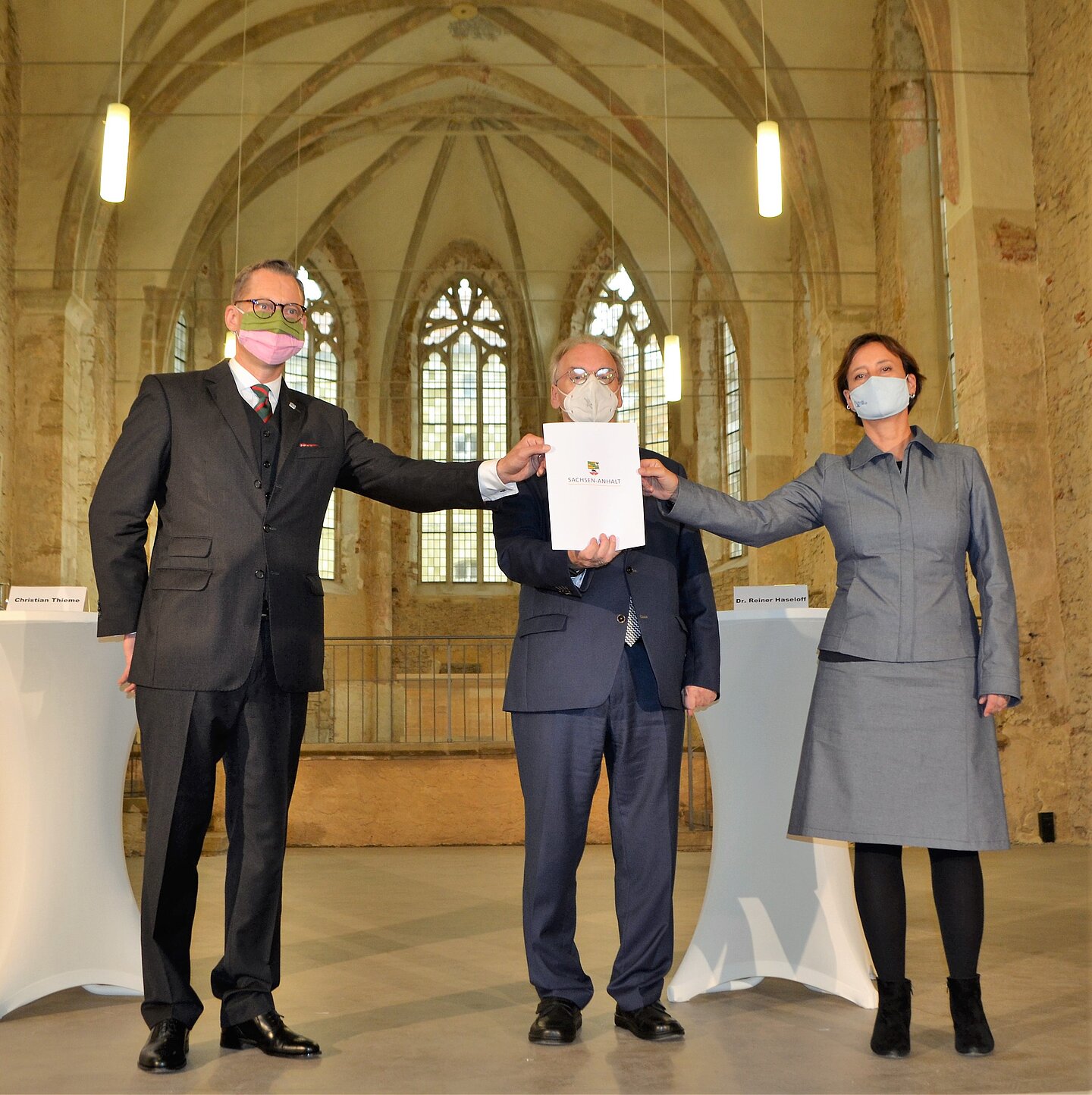 Oberbürgermeister Christian Thieme, Ministerpräsident Reiner Haseloff und Vera Moosmayer vom Bundesministerium des Innern, für Bau und Heimat (v.l.n.r.) bei der Übergabe des Zuwendungsbescheids für das DZZ (Foto: Sophie Schlehahn, Stadtverwaltung Zeitz)