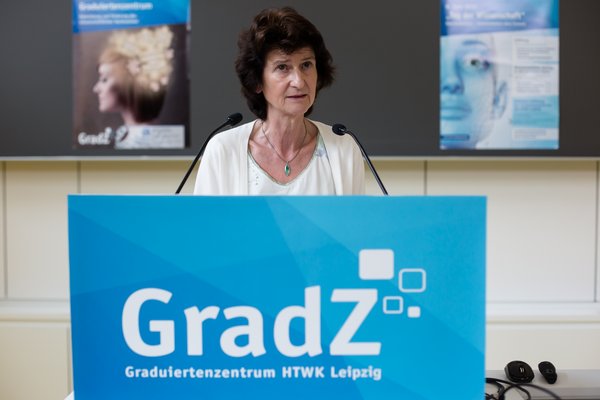 Dr. Eva-Maria Stange hält ihre Begrüßungsrede.