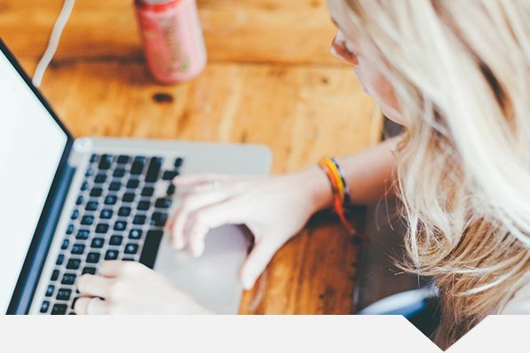 Frau schreibt am Laptop