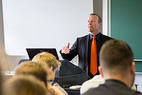 Holger Müller, Professor für BWL/Marketing, bei einer Vorlesung