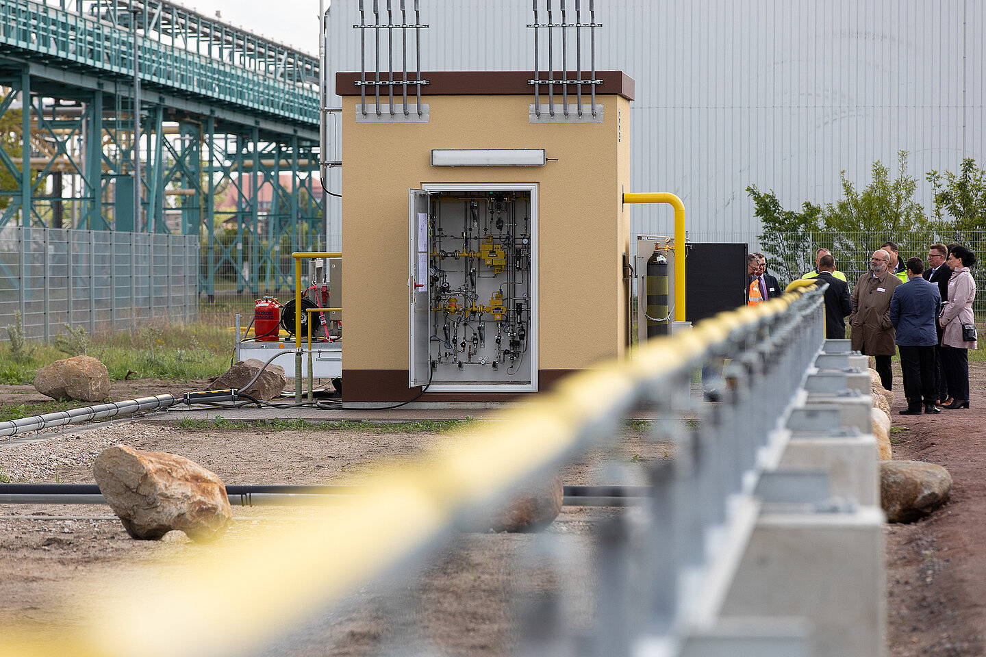 Wasserstoffdorf Bitterfeld-Wolfen Anlagenteile der Wasserstoff-Infrastruktur: oberirdische Rohrbrücke und Gasdruckregelanlage