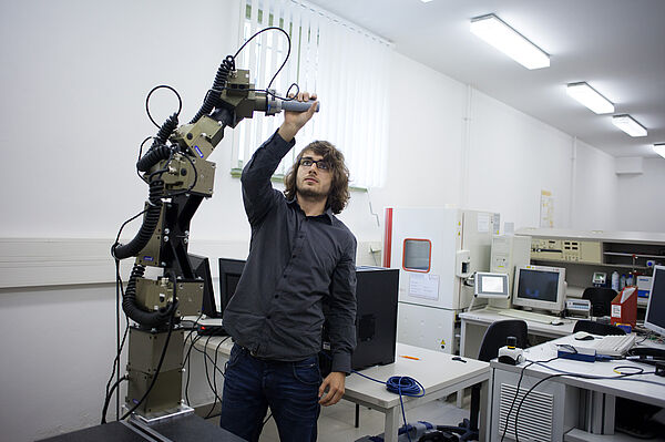 Dr. Florian Müller im Robotik-Labor der HTWK Leipzig