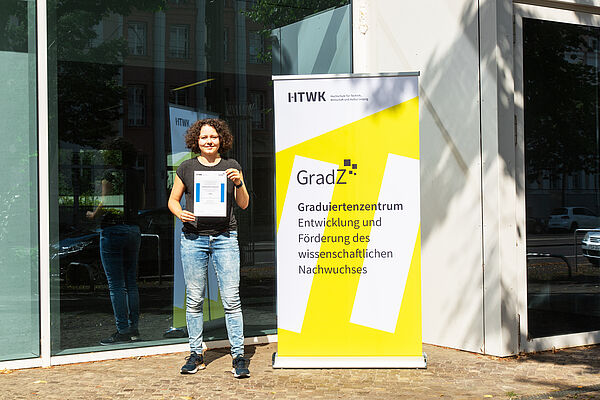 Alina Gohde mit ihrer Urkunde zum 3. Platz des Wettbewerbs "Außergewöhnlich angewandt"