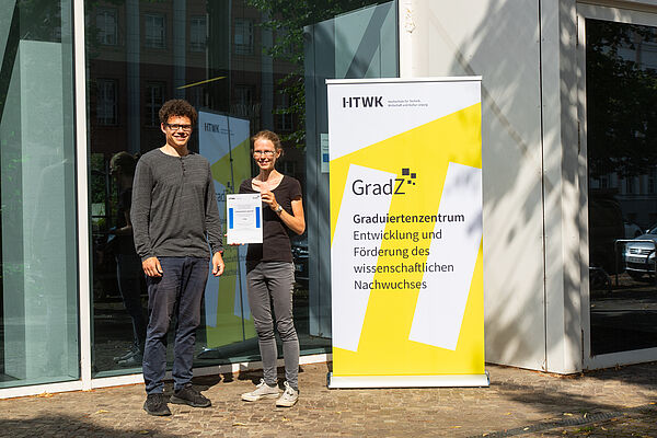 Klaus Scheller und Ulrike Käppeler stehen mit der Urkunde für den 2. Platz beim Wettbewerb "Außergeöhnlich angewandt" nebeneinander.