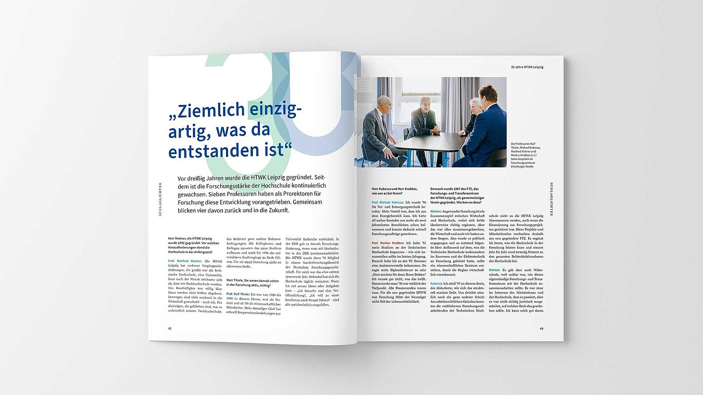 Das Interview zum Thema "30 Jahre HTWK Leipzig" in der Einblicke 2022 Das Bild zeigt die aufgeblätterte Einblicke 2022. Zu sehen ist das Interview mit den Prorektoren für Forschung.