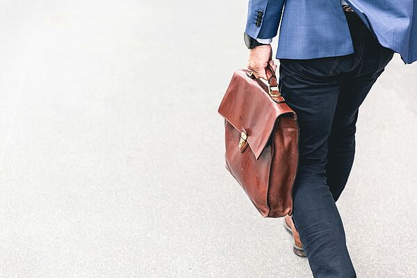 Mann trägt Tasche