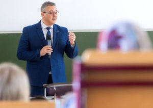 ein Mann spricht ins Mikrofon