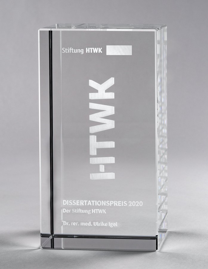 Transparenter Glaspokal mit eingravierter Schrift und rechteckiger Form