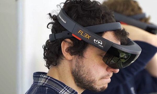 Datenbrille HoloLens in der Praxis (Bild: FLEX@HTWK Leipzig, Prof. Alexander Stahr) Datenbrille HoloLens in der Praxis (Bild: FLEX@HTWK Leipzig, Prof. Alexander Stahr)
