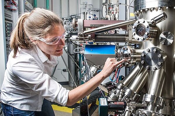 Eine Wissenschaftlerin nutzt ein Halbleitermolekularstrahlenepitaxensystem.