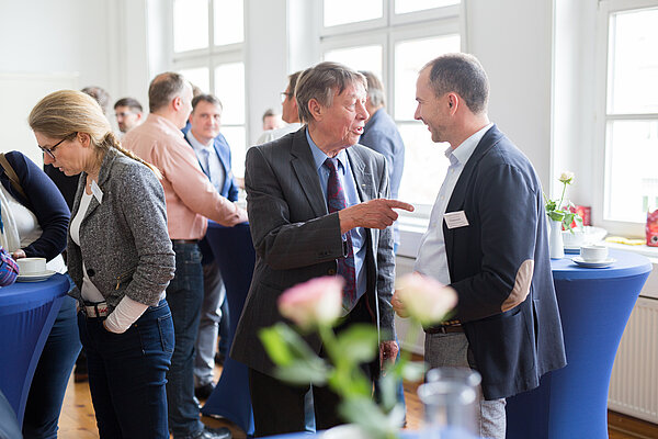 In den Pausen wurde angeregt diskutiert (Foto: Marco Dirr)