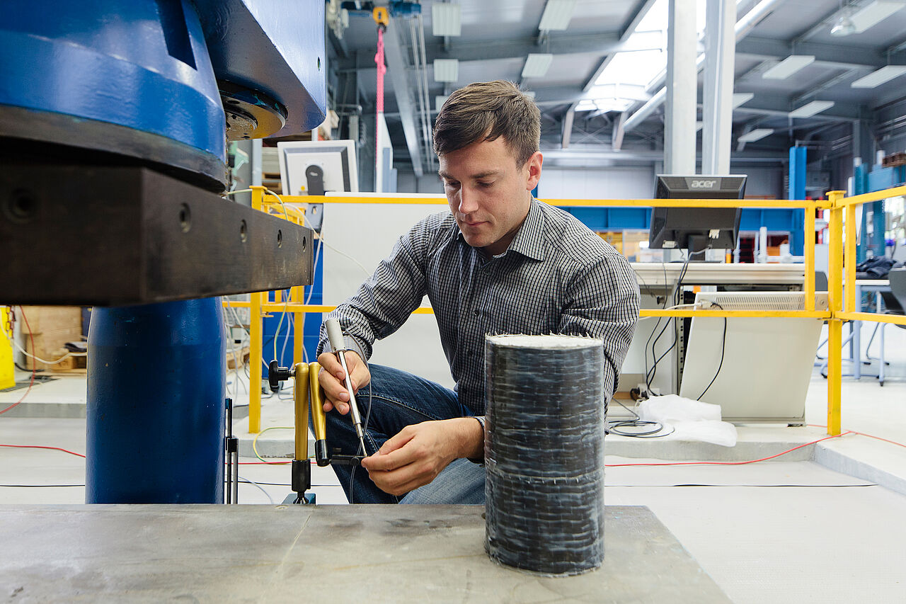Stefan Käseberg testete für seine Dissertation das Materialverhalten von über 150 carbonverstärkten Probekörpern aus Beton. (Foto: Johannes Ernst/HTWK Leipzig)