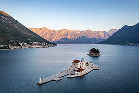 Das Bild zeigt die Bucht von Kotor in Montenegro