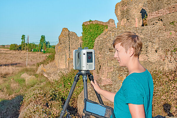 Vor der Villenruine in Rom steht Ilka Viehmann am Laserscanner