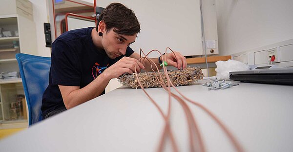 Passiv Air Water Harvester Ein Mann vermisst ein Torfmoos