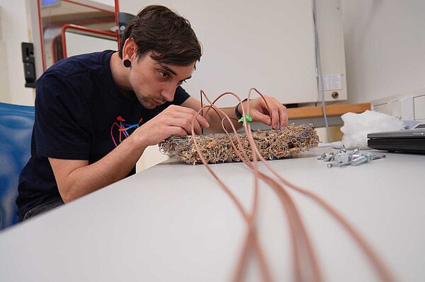 Passiv Air Water Harvester Ein Mann vermisst ein Torfmoos