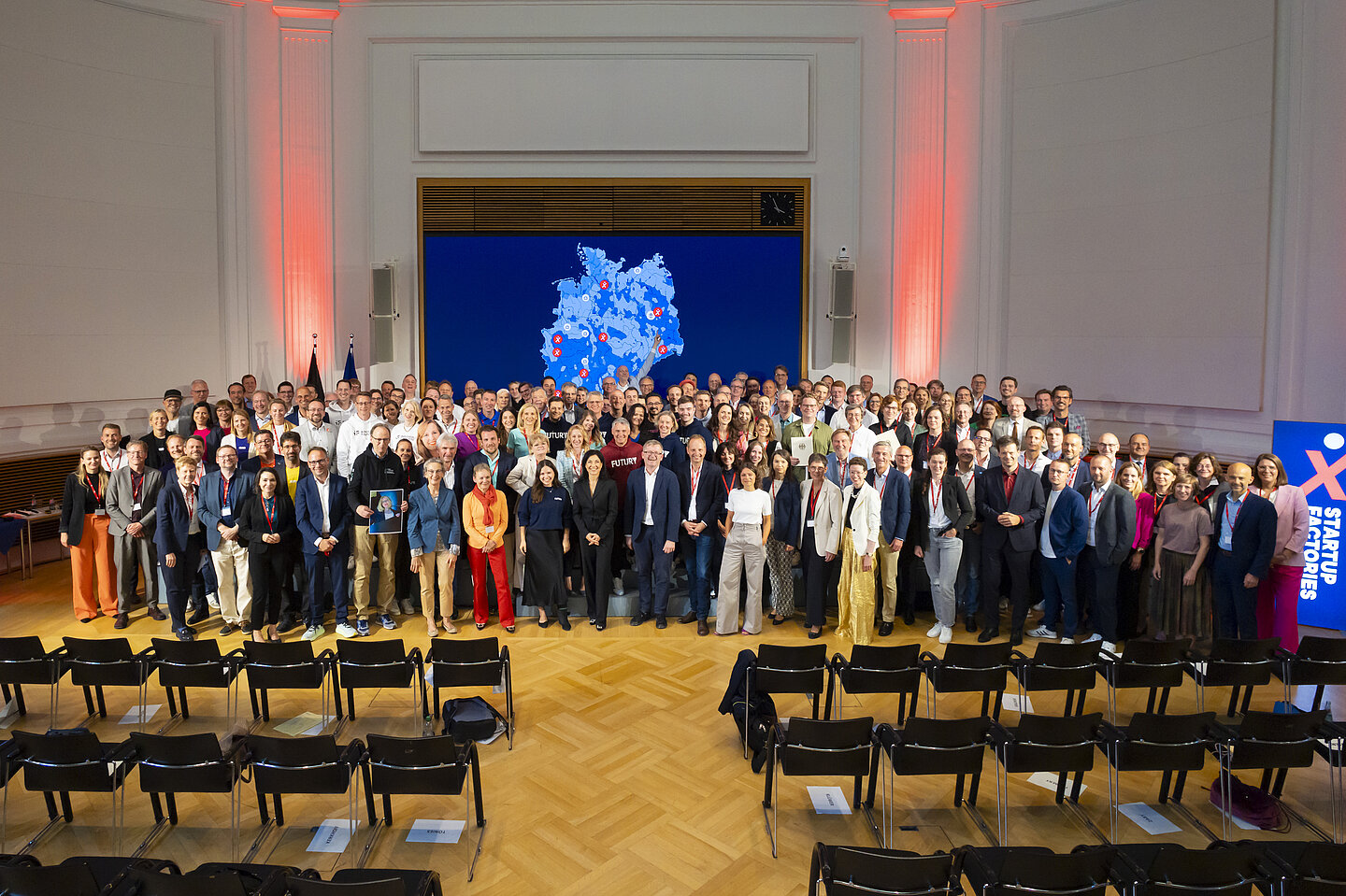 Teilnehmende der Pressekonferenz am 10. Juli 2025 in Berlin. (Foto: BMWE/Dominik Butzmann) Gruppe von Leuten in großem Saal von oben fotografiert