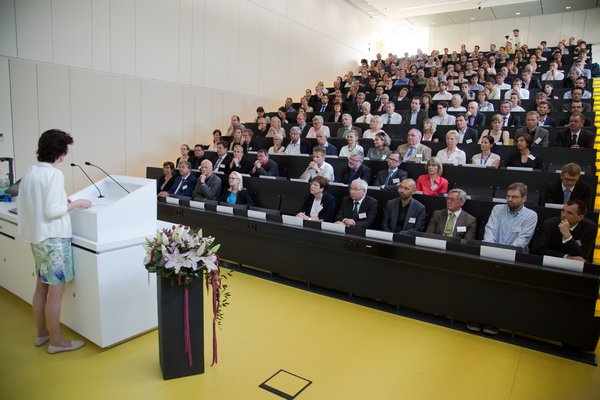 Staatsministerin Dr. Eva-Maria Stange hält ihr Grußwort zur Eröffnung des Graduiertenzentrums.