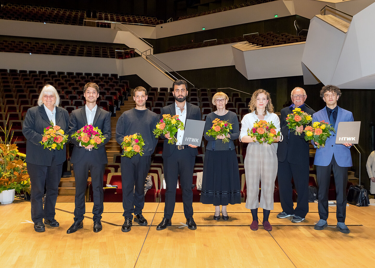 Preise 2021 Imma 8 ausgezeichnete Personen mit Blumen im Gewandhaus