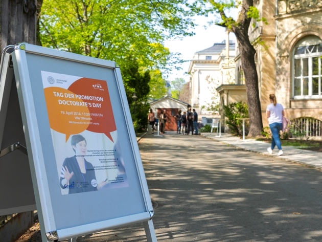 Ein Wegweiser für den Tag der Promotion steht in der Einfahrt des Veranstaltungsortes