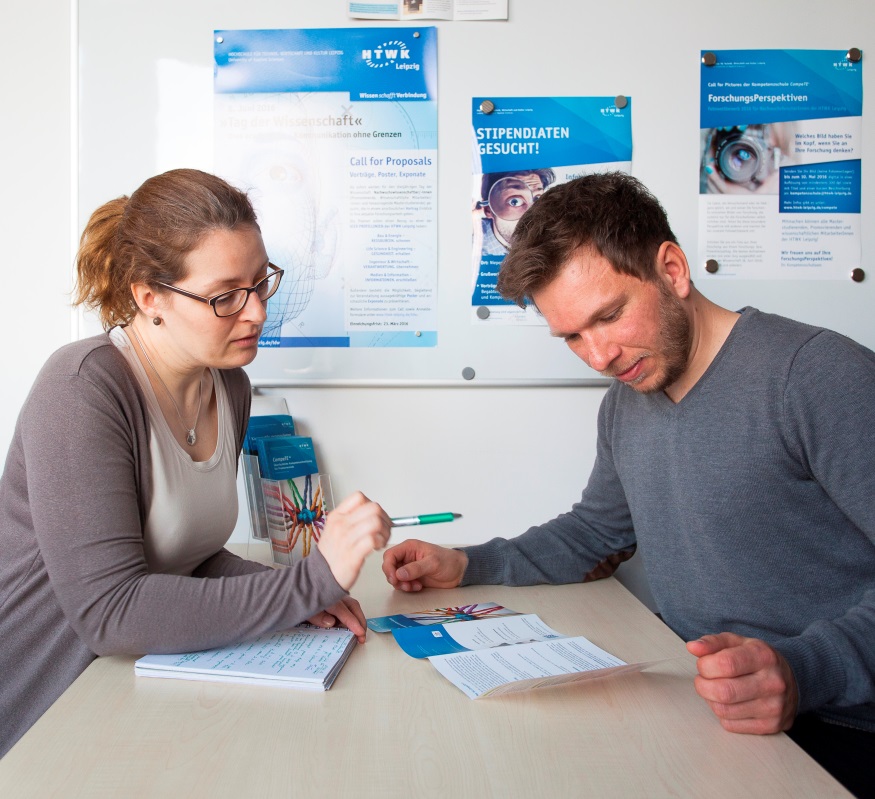 Ein Mann und eine Frau bei einem Beratungsgespräch