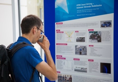Ein Mann betrachtet ein Wissenschaftliches Poster