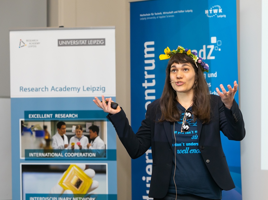 Die Science Slammerin und Gewinnerin 2018 Nina Lanzer während ihrer Präsentation