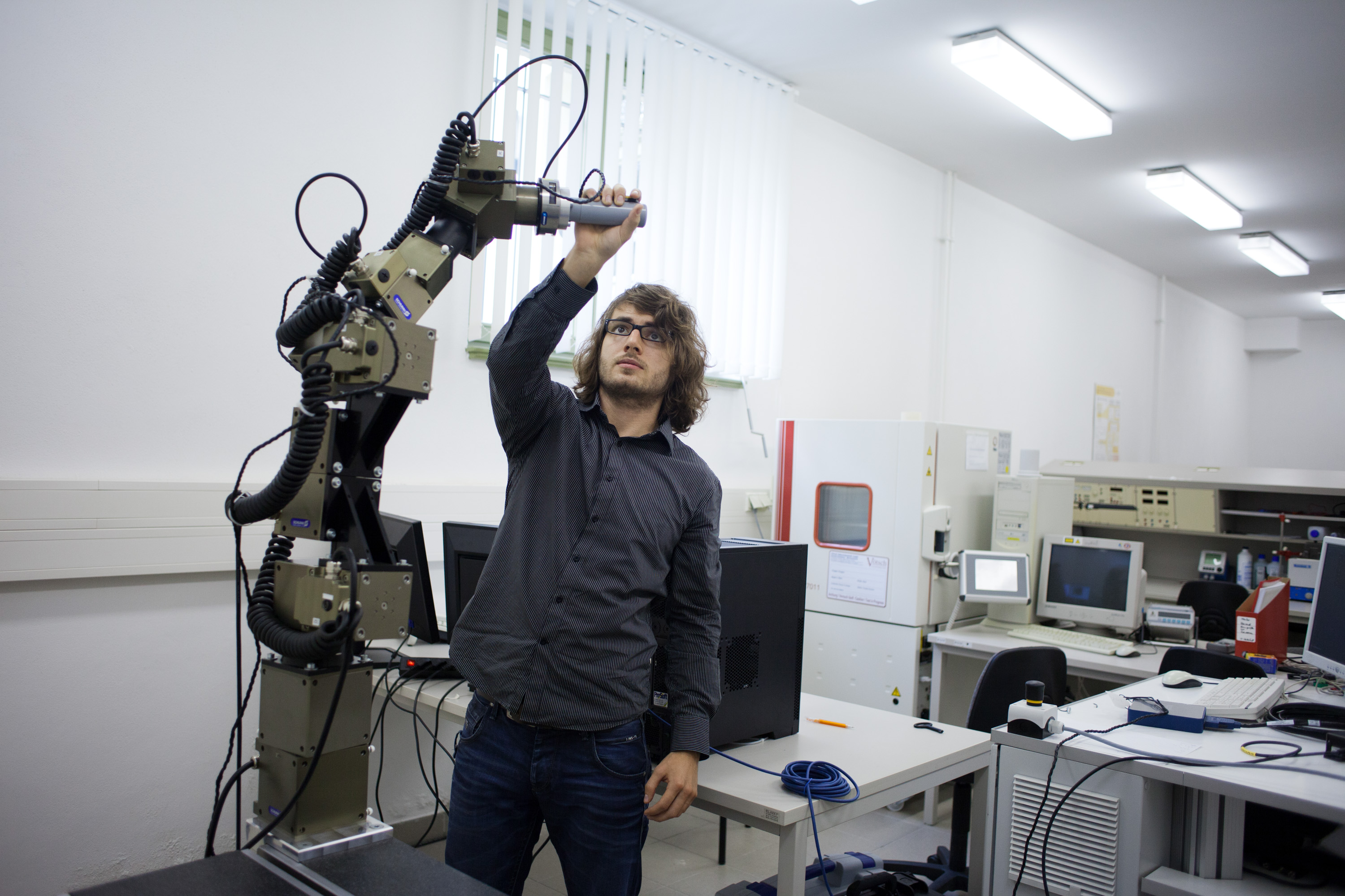 Dr. Florian Müller im Robotik-Labor der HTWK Leipzig Dr. Florian Müller im Robotik-Labor der HTWK Leipzig